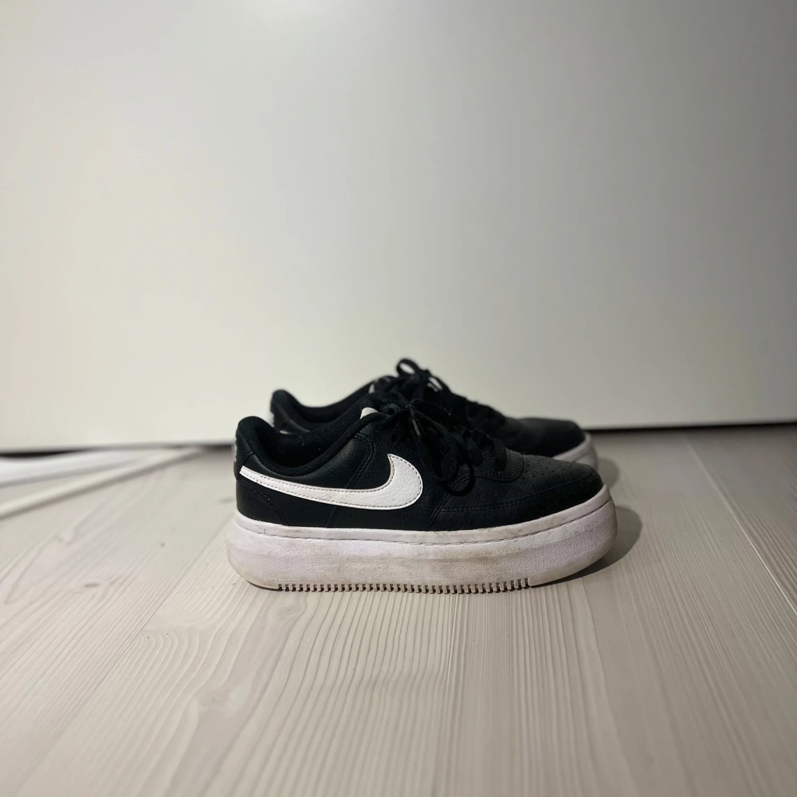 Svarta Nike Air Force sneakers