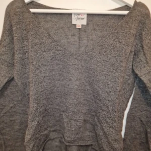 Grå tröja från Love Forever - Säljer en mysig grå tröja från Love Forever. Perfekt för våren! Garderobsrensning så kika gärna på övriga auktioner.
