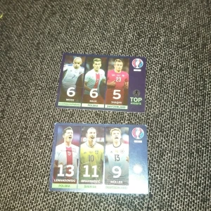 Fotbollskort från UEFA Euro 2016 - Samling av fotbollskort från UEFA Euro 2016 med spelare som Lewandowski, Ibrahimović, Müller, Sebastian Larsson, Alan Dzagoev, Gianluigi Buffon, Petr Čech och Volkan Babacan. Alla kort är i bra skick och pris kan diskuteras 