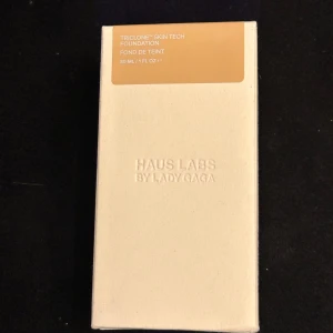 Triclone Skin Tech Foundation - Säljer en Triclone Skin Tech Foundation från Haus Labs by Lady Gaga i nyansen 260 Light Medium Cool. Packet är oöppnat och säljer den på grund av fel färg  den innehåller 30 ml. Perfekt för en jämn och naturlig finish.