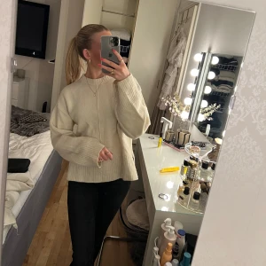 Cremevit stickad tröja  - Från H&M, med slits i sidan vilket är superfint!! Köptes för 499🫶🏼🫶🏼
