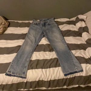 Blå jeans från Zara - Flared jeans från Zara köpt från Zara för ungefär 4 månader sedan inte använda många gånger. Priset går att diskuteras