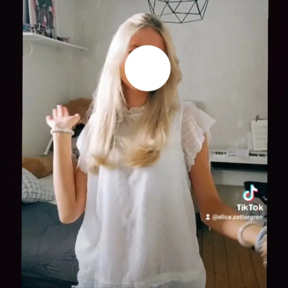 Säljer en söt vit blus med korta ärmar och spetsdetaljer. Blusen har ett prickigt mönster och en luftig passform, perfekt för varmare dagar. Den har en fin volangkant vid ärmslut och nederkant. 💞. Yläosat.