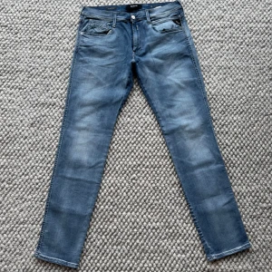 REPLAY ANBASS HYPERFLEX JEANS  - Replay anbass hyperflex jeans - Slim fit passform - Storlek W34/L32 - Nypris runt 1800kr -  Deluxecloset