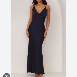 Mörkblå balklänning - Säljer denna superfina balklänning från Billy J då jag köpt en annan💞Den är alltså helt oanvänd och har lappen kvar💞