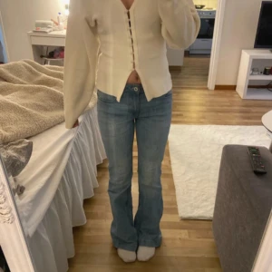Blå bootcut jeans - Snygga blå lågmidjade bootcut jeans med fickor bak💗Endast använda 1 gång!