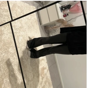 Skinnbyxor - Säljer nu mina supersnygga lågmidjade skinnbyxor då de inte kommer till användning! I superfint skick! Bara att höra av sig vid frågor😊💗