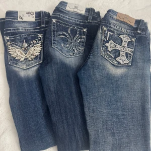miss me jeans low waist  - INTRESSEKOLL!!!💞 vill se om någon va intresserad av mina miss me jeans! tänker att vi kallar dom 1 2 3 från förstå bilden! skriv jätte gärna vilken av dom ni är intresserade av. köpta för 2500 kr styck men ni får ge pris förslag! jag har använt dom fåtal gånger för jag gillar inte hur de sitter på mig. jag kunde bara ta 5 bilder då skriv vilken eller vilka ni vill se mer bilder på🤗
