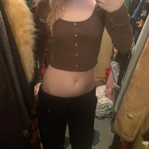 Brun top ifrån Gina Tricot - Säljer en brun top ifrån Gina!