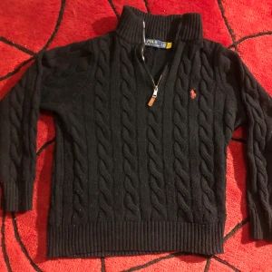 Svart stickad tröja från Polo Ralph Lauren - Säljer en svart Ralph lauren halvzip i storlek s