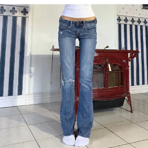 American egal jeans  - Jätte fina lågmidjade jeans i storlek XS! Köpta här på Plick för 750kr! Jag har använt dom 2-3 gånger! Jätte bra sick🤩 kontakt mig för mer bilder🫶🏼MIDJEMÅTT 36/37cm! INERBENLÄNGD 80cm! jag är 165!