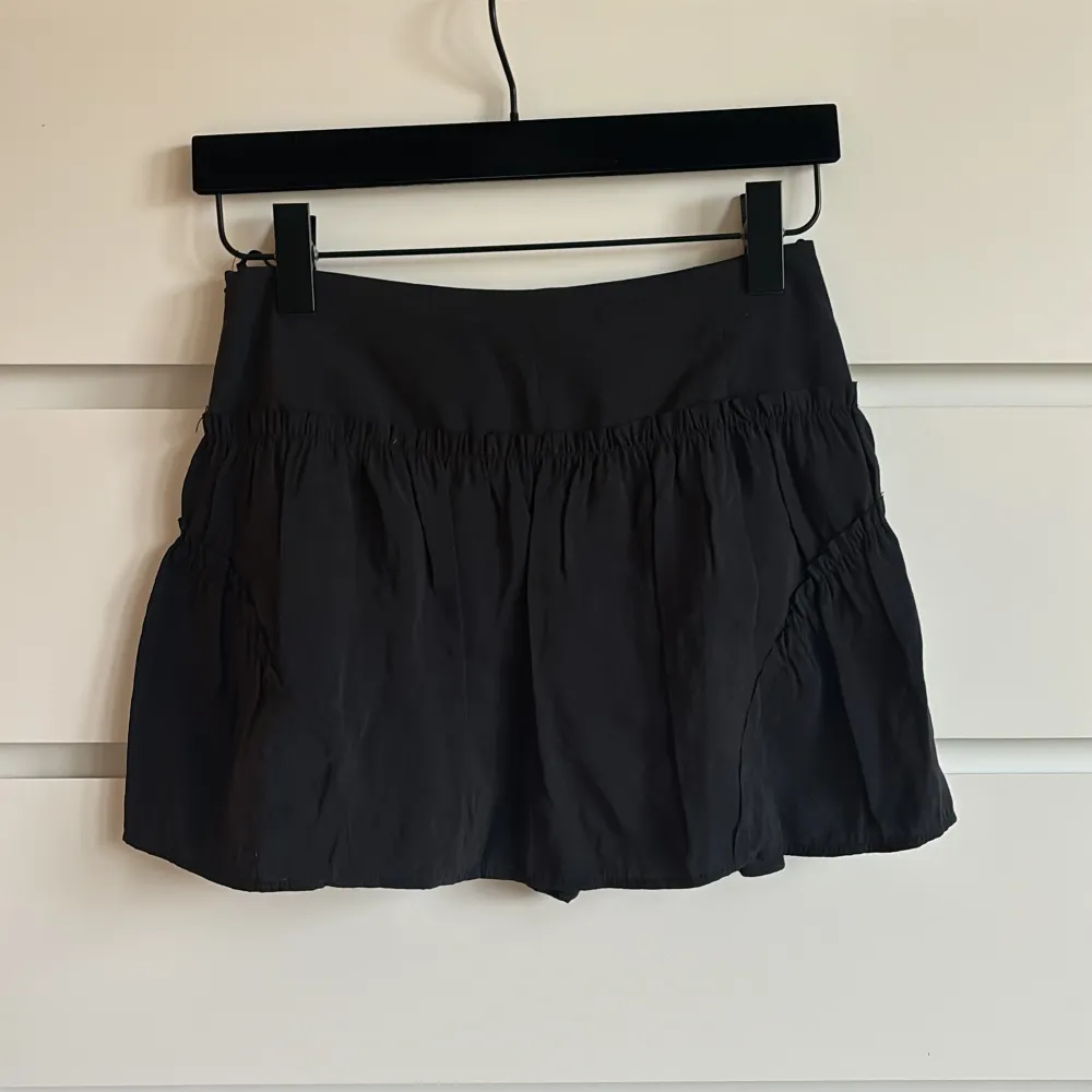 Köpte denna supersnygga svarta kjol i Tokyo men den satt inte helt perfekt på mig tyvärr :( den är helt nu med prislapp. Den har diskreta shorts under så man inte behöver riskera att flasha vilket jag älskar 🤍. Hameet.
