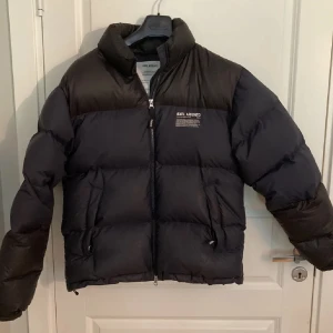 Blå/Svart pufferjacka från Axel Arigato - Pris kan diskuteras vid snabb affär ‼️Skön och varm jacka från Axel Arigato. Mycket bra skick på jackan och postar senast dagen efter köp