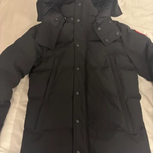 Canada Goose Wyndham Parka - Äkta Canada Goose jacka (kvitto finns på mail), köpt från Farfetch för cirka 1200 euro, använd endast en vinter, skick 9/10 (inga skador eller defekter), pris kan diskuteras!