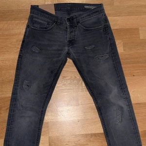 Dondup george - Jeansen är i väldigt fint skick nästintill nya! Nypris runt 3799kr! Hör av er vid minsta lilla STORLEK 30!