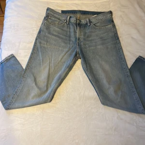 Ljusblå jeans från HM - Säljer ett pae ljusblå jeans i mycket bra skick