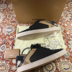 Burberry Skor - Hej! Säljer nu mina skor från märket Burberry, storlek 41, bra skick allt ingår. Tveka inte på att höra av dig om du har frågor eller funderingar kring skorna!