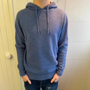 Merinoull Hoodie - Säljer en stilren blå hoodie i 100 Procent Merinoull! Storlek M, modellen är 179 cm lång men passar även större än det! Använd max 3 gånger, inga defekter! Hör av dig vid intresse😊