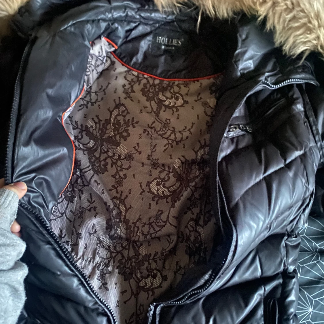 Svart dunjacka från Hollies - 4