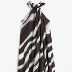 Mönstrad Klänning  - Super snygg svartvit mönstrad klänning med öppen rygg och knytning i nacken. En av mina favorit klänningar! Säljer pga att jag köpte två stycken och glömde lämna tillbaka i tid, den är endast testad en gång🤍