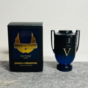 Invictus Victory Elixir Parfum Intense - Säljer nu min Invictus Elixir parfym intense från poco rabanne då den aldrig kommer till användning. Parfymen är i princip oanvänd då den bara har använts tre gånger. Jag fick den i födelsedagspresent men eftersom att jag har andra parfymer så har det bara blivit så att den aldrig kommer till användning. Det är en härlig doft av söt vanilj och är den perfekta Parfymen för sommaren och Våren. Byten är också intressant! Hör av er vid frågor och funderingar!😃