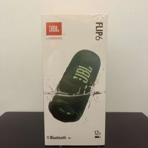 JBL Flip 6 Bluetooth-högtalare - Säljer en JBL Flip 6 Bluetooth-högtalare. Den är vattentät och dammtät med upp till 12 timmars speltid. Perfekt för äventyr med kraftfullt ljud. Kompatibel med JBL PartyBoost för att koppla ihop flera högtalare. PRISET KAN DISKUTERAS VID SNABB AFFÄR! (HJÄLPER EN KOMPIS O SÄLJA DEN)