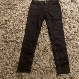 Svarta jeans från Lee - Snygga svarta jeans från Lee med en klassisk design. De har en normal passform och är tillverkade i ett slitstarkt material. Stl midja 28 och längd 33