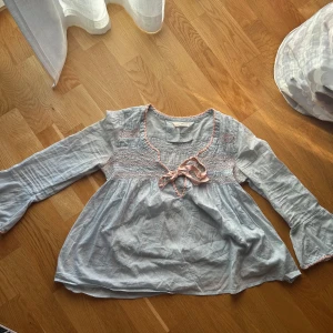 Odd molly blus 💕💕 - Jättegullig odd molly blus som inte säljs längre! 🫶🏻Kontakta för fler bilder! 💕