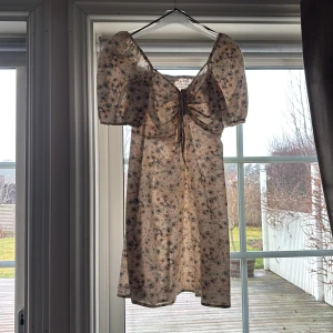 Blommig klänning från H&M - Linneklänning från HM. Aldrig använd