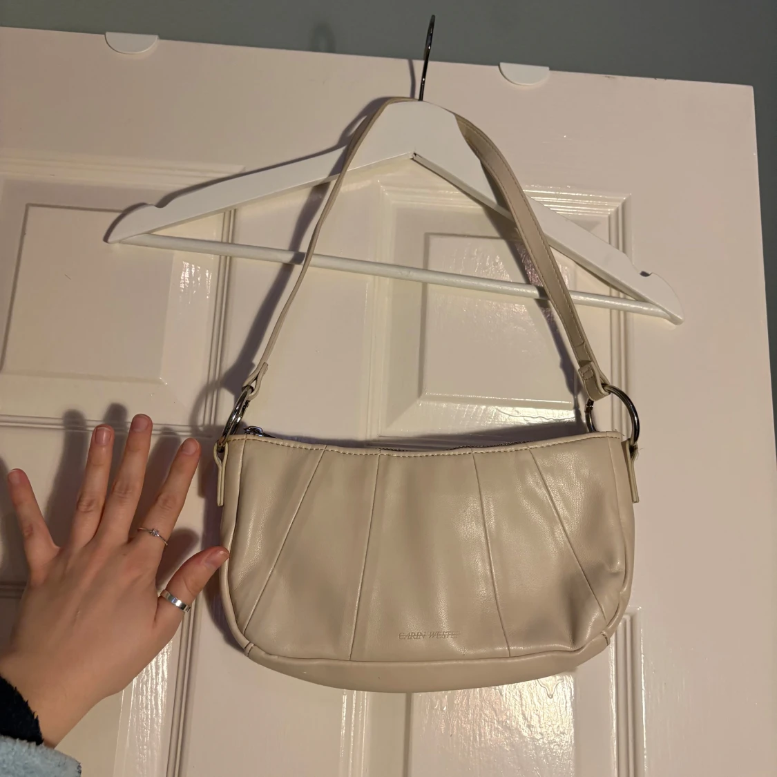 Beige axelväska från Carin Wester - 1