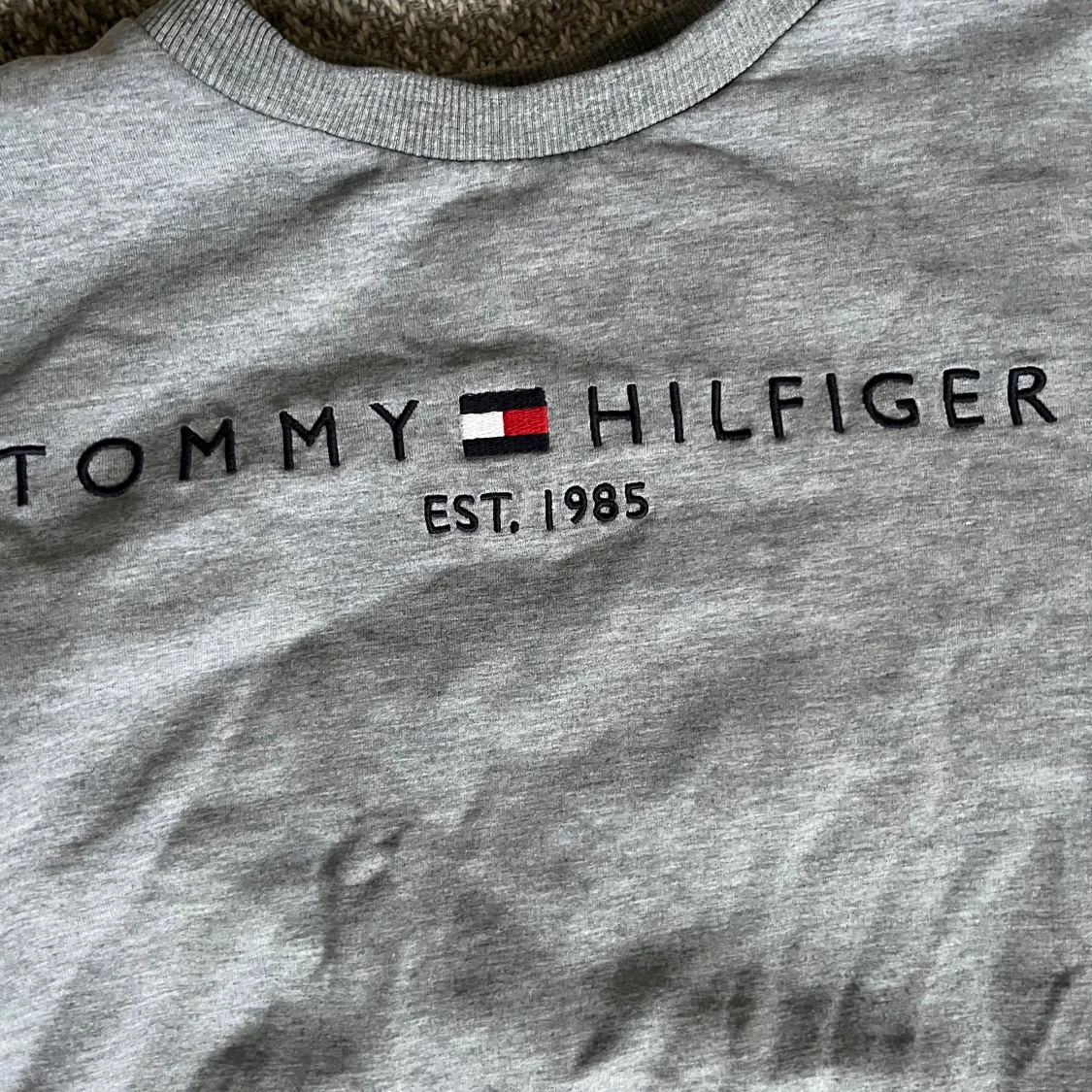 Grå sweatshirt från Tommy Hilfiger - 1