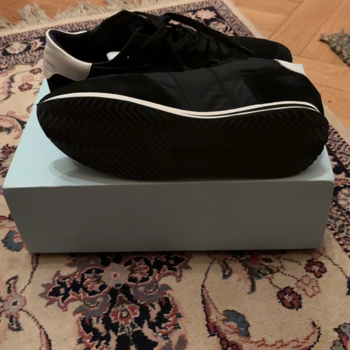 Svarta sneakers med vita detaljer - 1