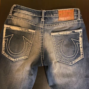 True religion Jeans - Feta true religion jeans i storlek W32 L34. Byxorna är i bra skick, endast lite slitningar nedtill. Priset är diskuterbart. Hör av dig vid fundering eller ifall du vill se fler bilder! 