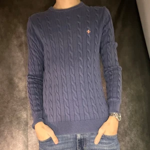 Morris kabelstickad tröja - Mycket fint skick. Size s, person på bild 180 63 kg. Bundle ger billigare priser per plagg