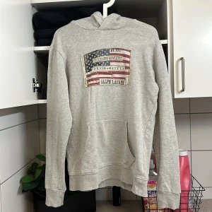 Grå hoodie från Ralph Lauren - Säljer denna feta Ralph Lauren hoodie, säljs inte längre. Tröjan är i mycket bra skick. Pris kan diskuteras 