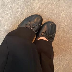 Svarta ballerinaskor med rosett - Svarta ballerinaskor 🥰