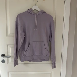 Ljuslila hoodie från Monki - Säljer en mysig ljuslila hoodie från Monki i storlek XS. Den har en klassisk design med huva och känguruficka framtill. Perfekt för en avslappnad stil. 💜