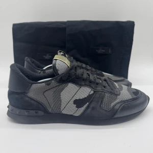 VALENTINO ROCKRUNNERS - Valentino Rockrunners- Skick: 7/10 - Tillbehör: Två Dustbags  - Storlek 43 sitter som 44 - Nypris ca 7500kr - Deluxecloset