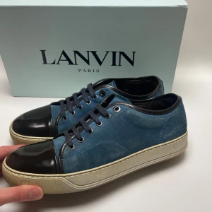 Lanvin skor  - Hej! Säljer nu dessa sjukt snygga Lanvin skor. Skorna är i toppskick! Vi rekommenderar att gå ner en storlek. Har ett begränsat antal boxar och dustbag! Hör gärna av dig vid frågor. Bara skorna medföljer! 