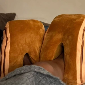 Gifflar tofflor - Mysiga bruna tofflor med tjock vaddering för extra komfort. Perfekta för att hålla fötterna varma och bekväma hemma. De har en mjuk insida och en enkel design som passar de flesta.