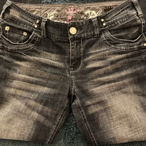 Mörkblå jeans med cool wash och snygga detaljer - Snygga mörkblå jeans med slitna detaljer och dekorativa sömmar på bakfickorna. Det står att det är strl 40 men de passar mig som vanligtvis har strl 38💞