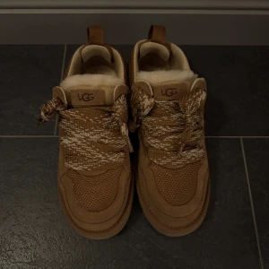 UGG Lowmel chestnut - Helt oanvända UGG Lowmel i färgen chestnut. Storlek 41. Följer med extra snören. Kan skickas om köparen står för frakt. Finns annars i Piteå.