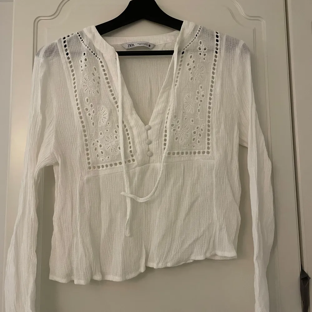 Superfin långärmad blus från Zara. Endast använd en gång men har tyvärr legat i garderoben ett tag, därav skrynkligheten! ✨ Storlek M men passar XS/S. Puserot.