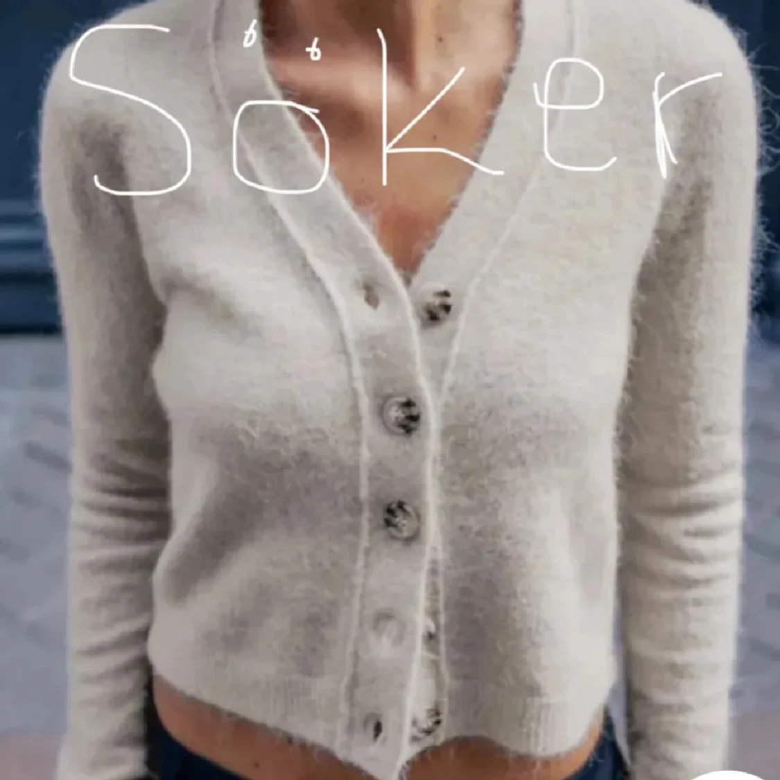 Beige kofta med knappar