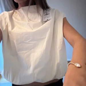 Creme vit topp - Sjukt snygg vit topp från Zara! Endast testad med lappen kvar.