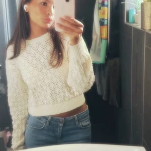 Vit stickad tröja - Säljer en av mina favoriter!! Helt perfekt tröja för sommar och vår. Använd varsamt så fint skick❣️❣️