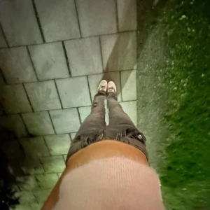 Jeans - Skit snygga gråa jeans! Säljer pga att jag inte får någon användning av dom längre🤗passar folk mellan 160-167🥰pris kan diskuteras vid snabb affär!!