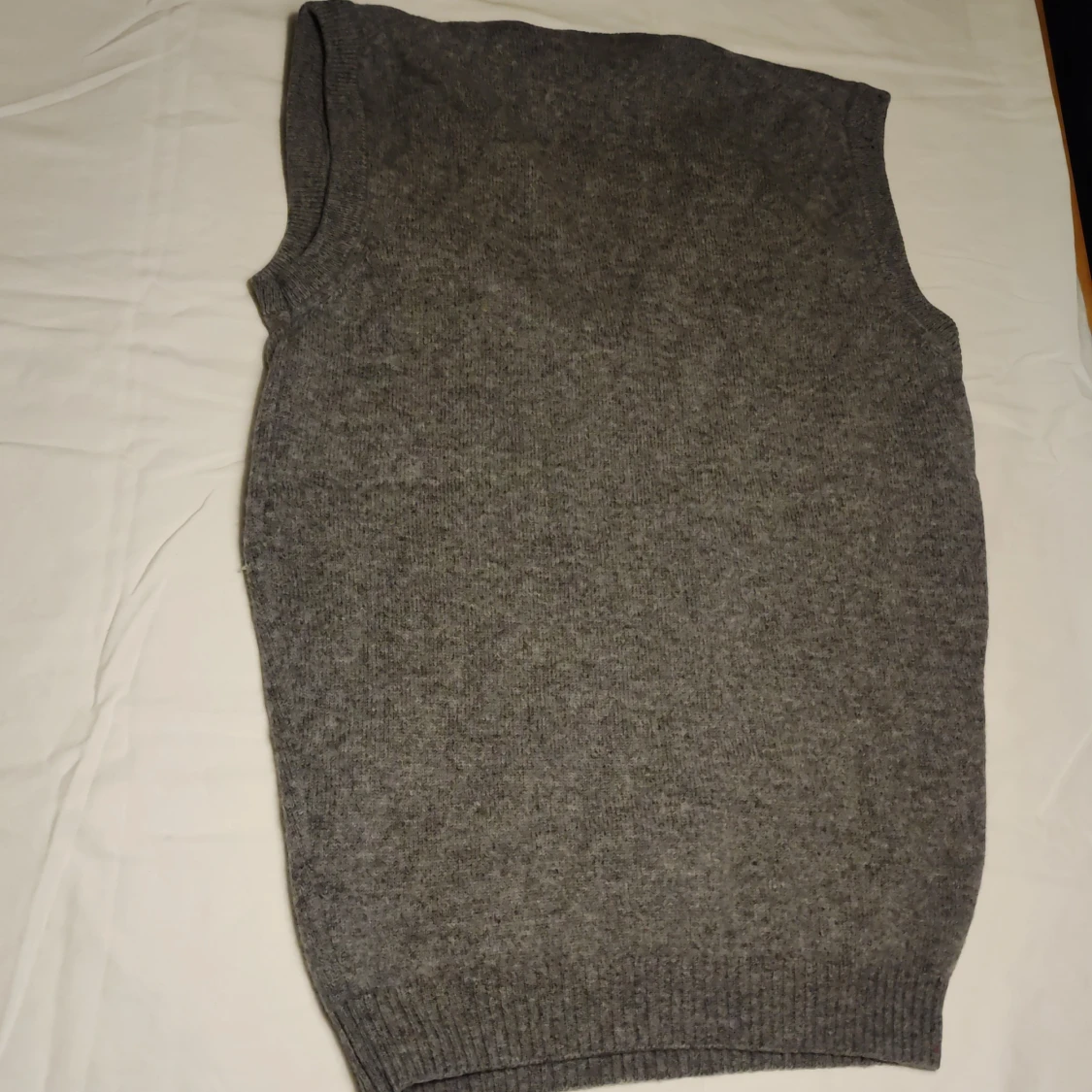 Grå stickad väst från Lyle & Scott - 1