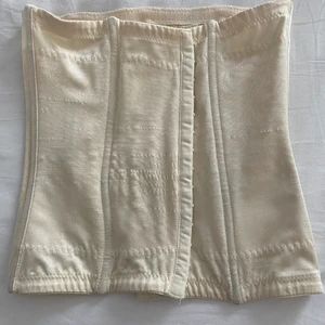 korsett - Super fin guldig korsett som jag älskar men den passar inte till mina kläder längre TYVÄRR, super fin över ett linne och ett bar jeans💕