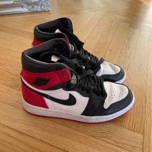 Nike Jordans - Säljer mina Jordans pga att jag aldrig använder dem! Använda ett fåtal gånger. De röda i bak är i siden! Storlek 36,5. Köptes för 5000kr från Hypestein.